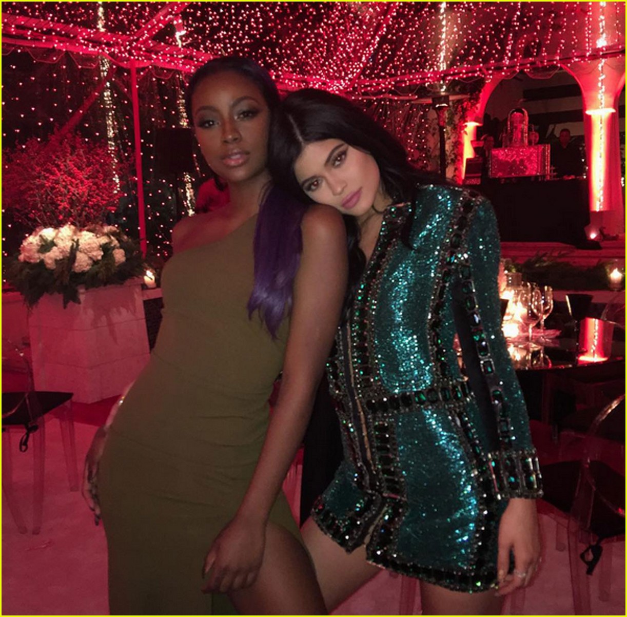 Kylie Jenner Parties With Friends At Kris Jenners Christmas Eve Party Photo 909064 Photo 