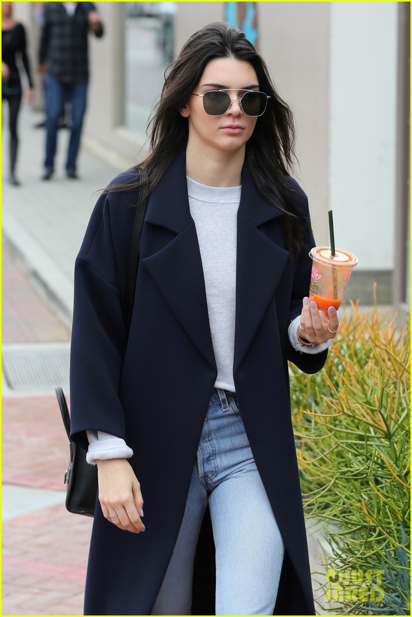 Kendall Jenner & Hailey Baldwin Continue Their Christmas Shopping in ...