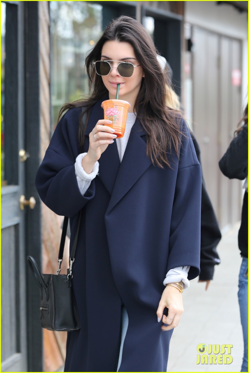 Kendall Jenner & Hailey Baldwin Continue Their Christmas Shopping in