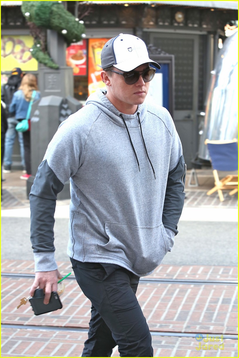 Jesse McCartney Gets His Christmas Shopping Done Just In Time | Photo ...