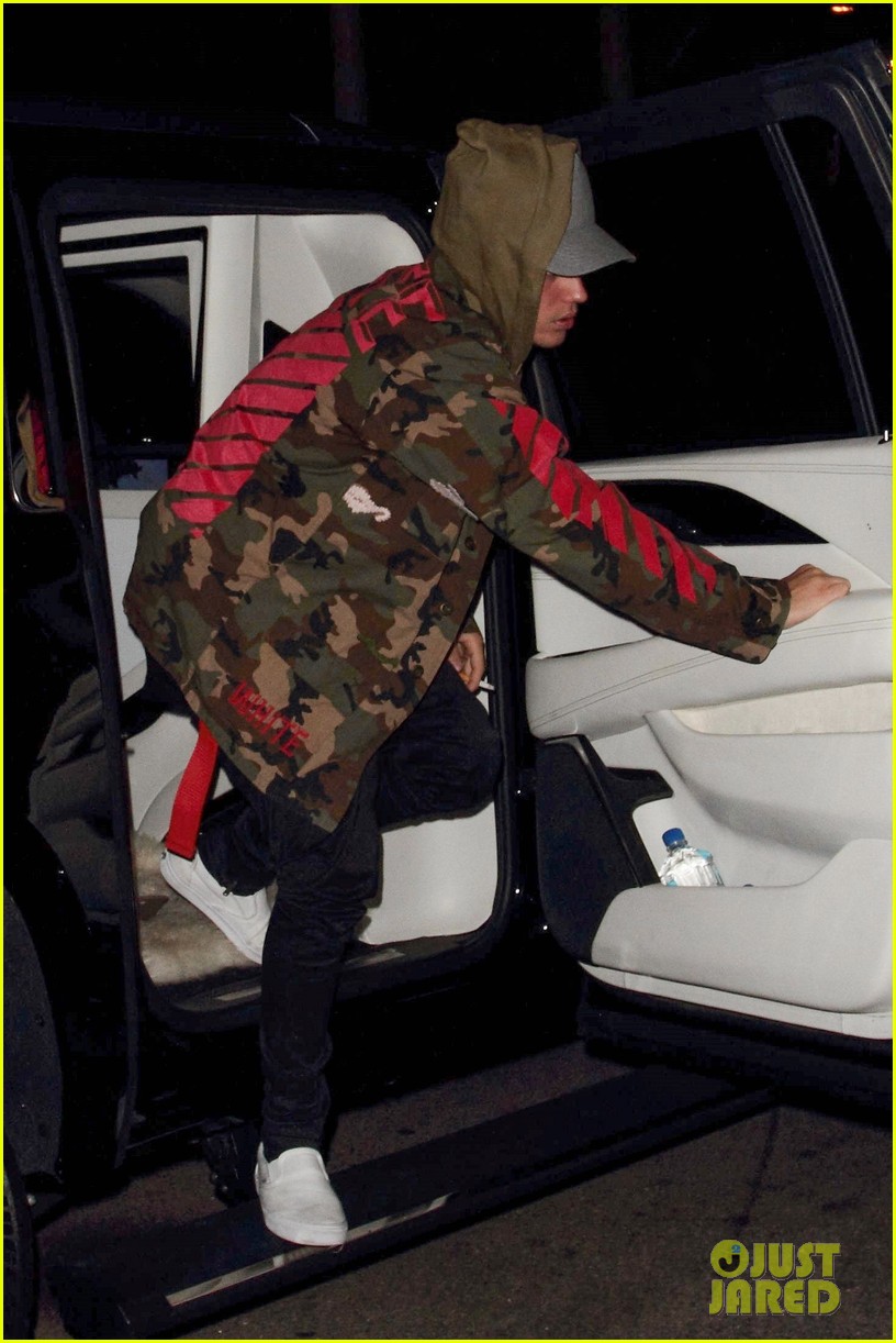 Full Sized Photo of justin bieber kourtney kardashian romance rumors heating up 16 Justin