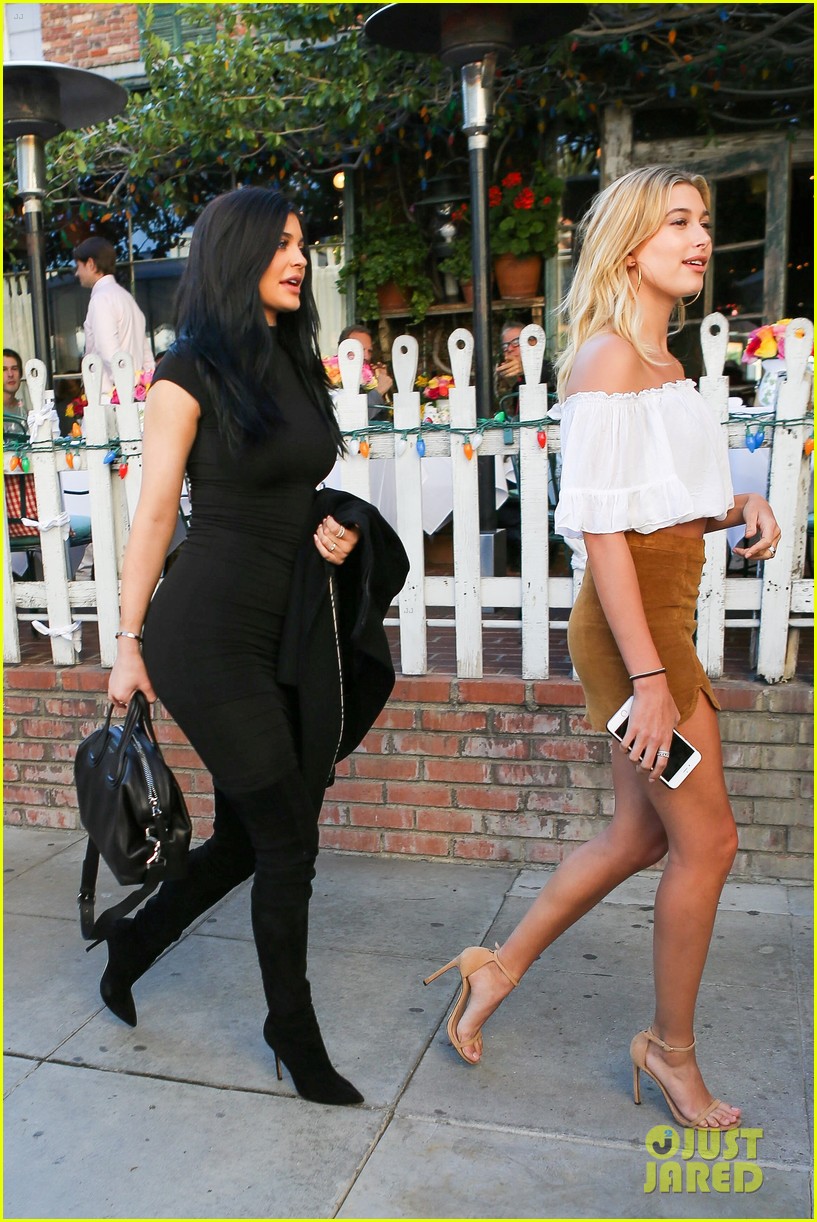 Kylie Jenner Lunches With Hailey Baldwin Ahead Of The Holidays Photo 907524 Photo Gallery 