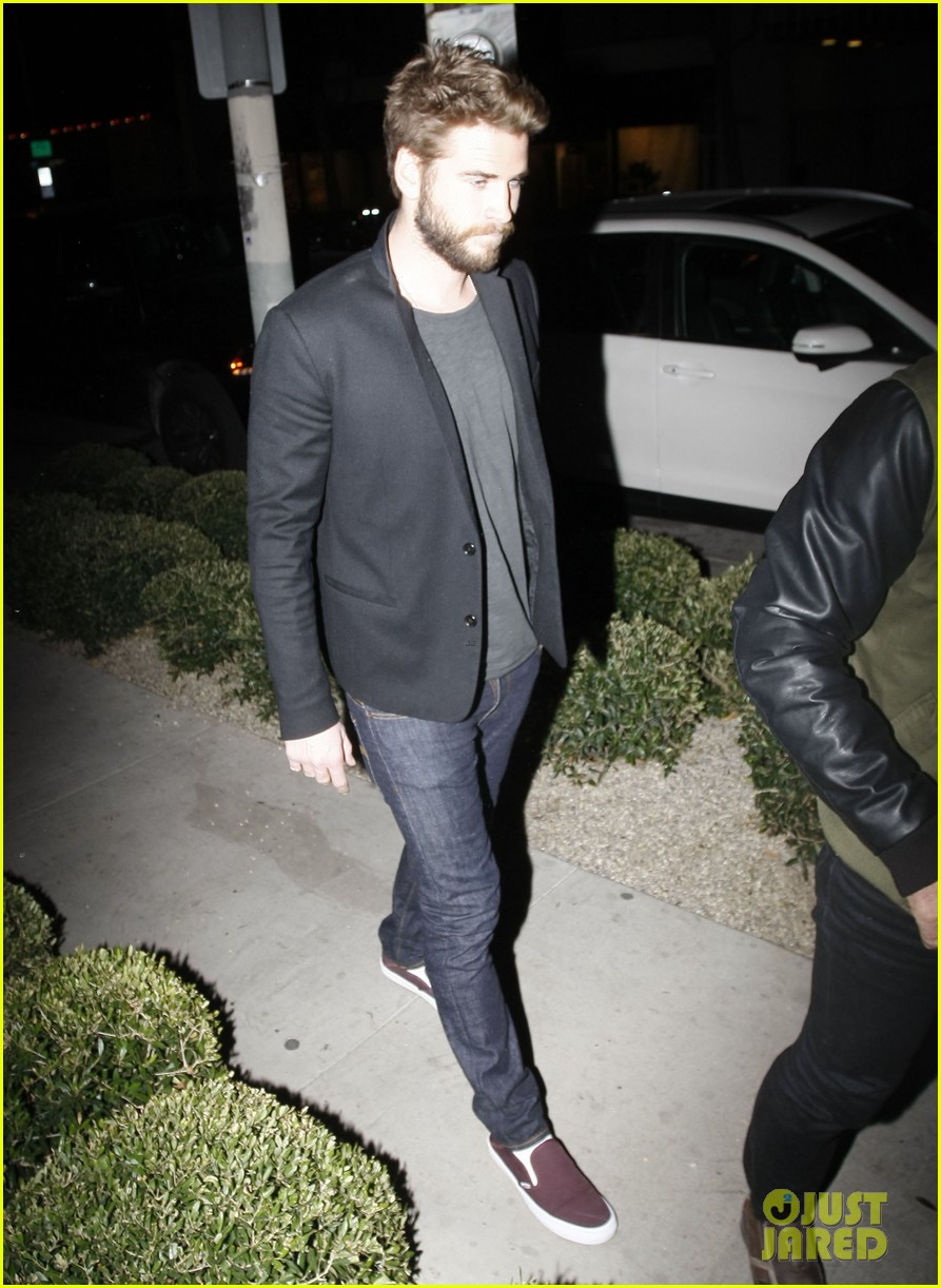 Liam Hemsworth Brings Mom & Dad to Dinner at Gracias Madre | Photo