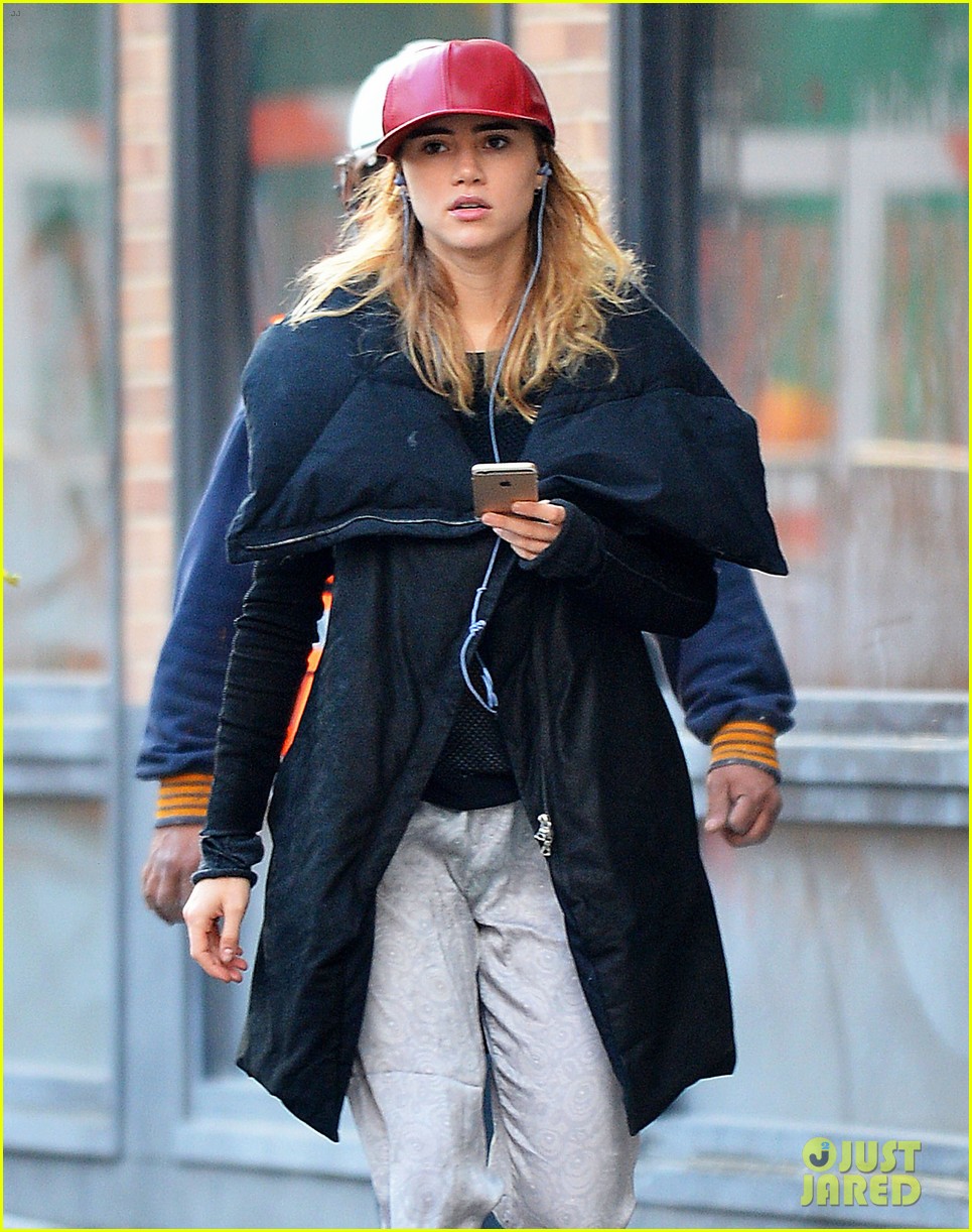 Suki Waterhouse is Binge-Watching Which TV Shows Right Now? | Photo