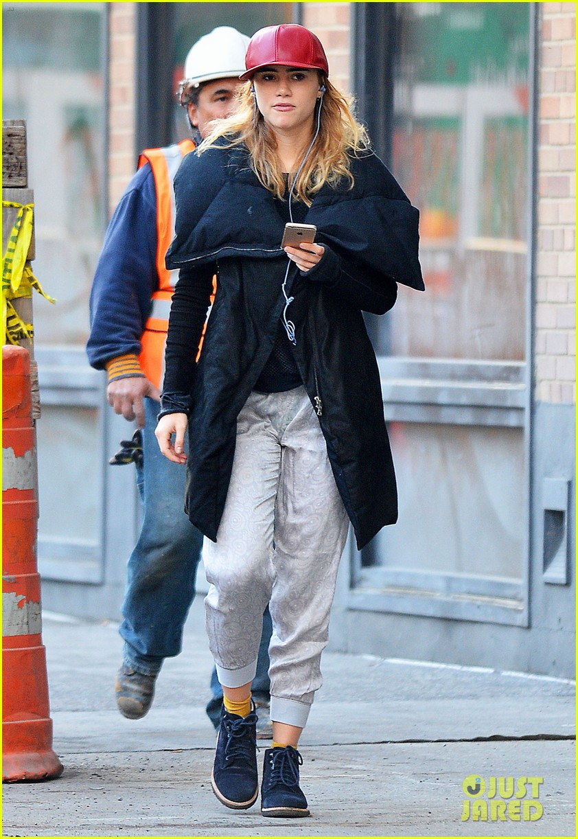 Suki Waterhouse is Binge-Watching Which TV Shows Right Now? | Photo