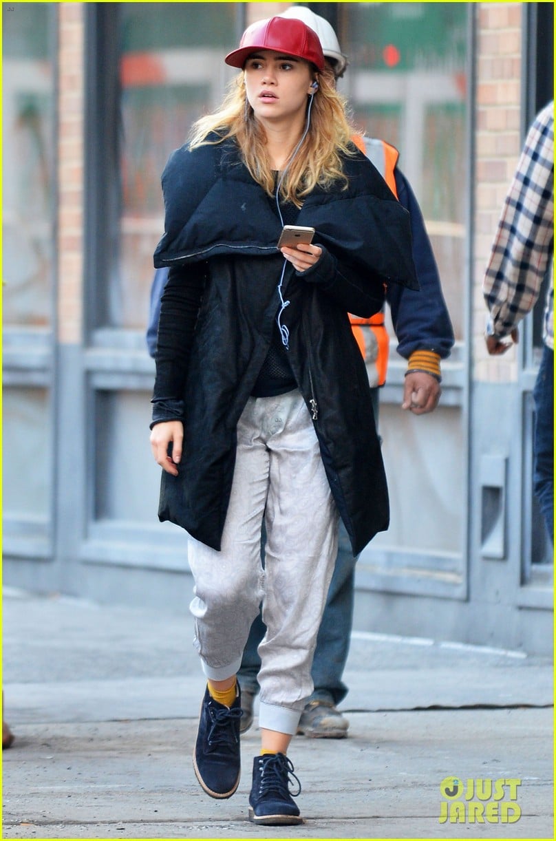 Full Sized Photo of suki waterhouse casual hat no makeup nyc 08 | Suki