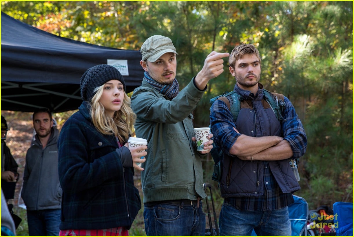 Cassie Runs Away With Sammy In New Pics & Clips From 'The 5th Wave ...