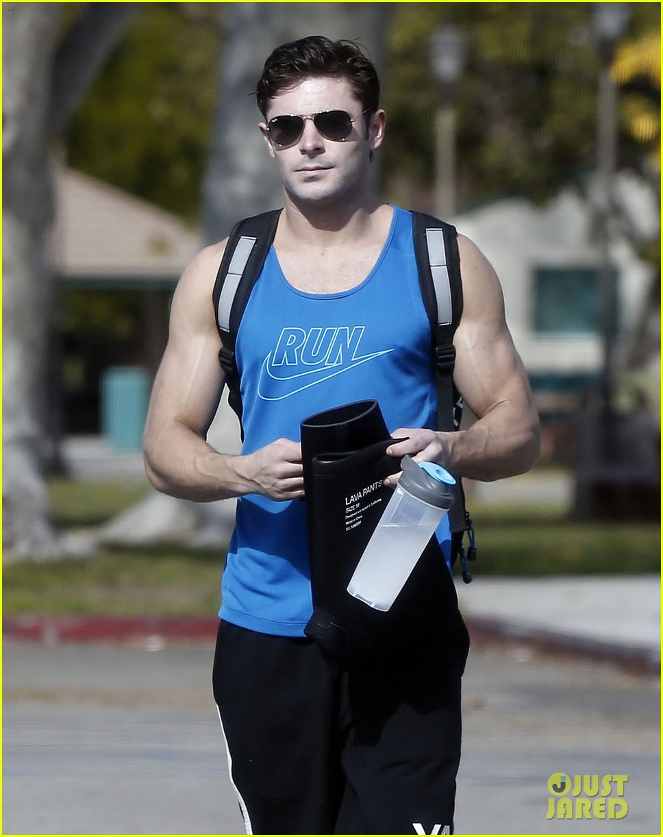 Zac Efron Shows Off Buff Shirtless Body While Preparing For Baywatch Role Photo