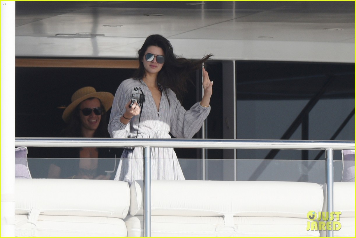 Kendall Jenner Snaps Pictures Of Harry Styles Aboard Yacht In St Barts Photo 910522 Photo