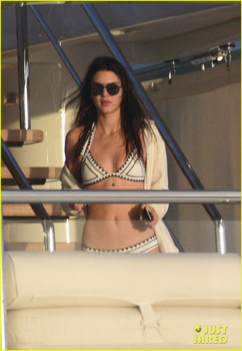 Kendall Jenner Snaps Pictures Of Harry Styles Aboard Yacht In St Barts Photo 910534 Photo