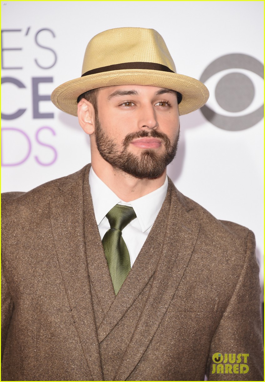 Full Sized Photo of sarah hyland peoples choice awards ryan guzman 12