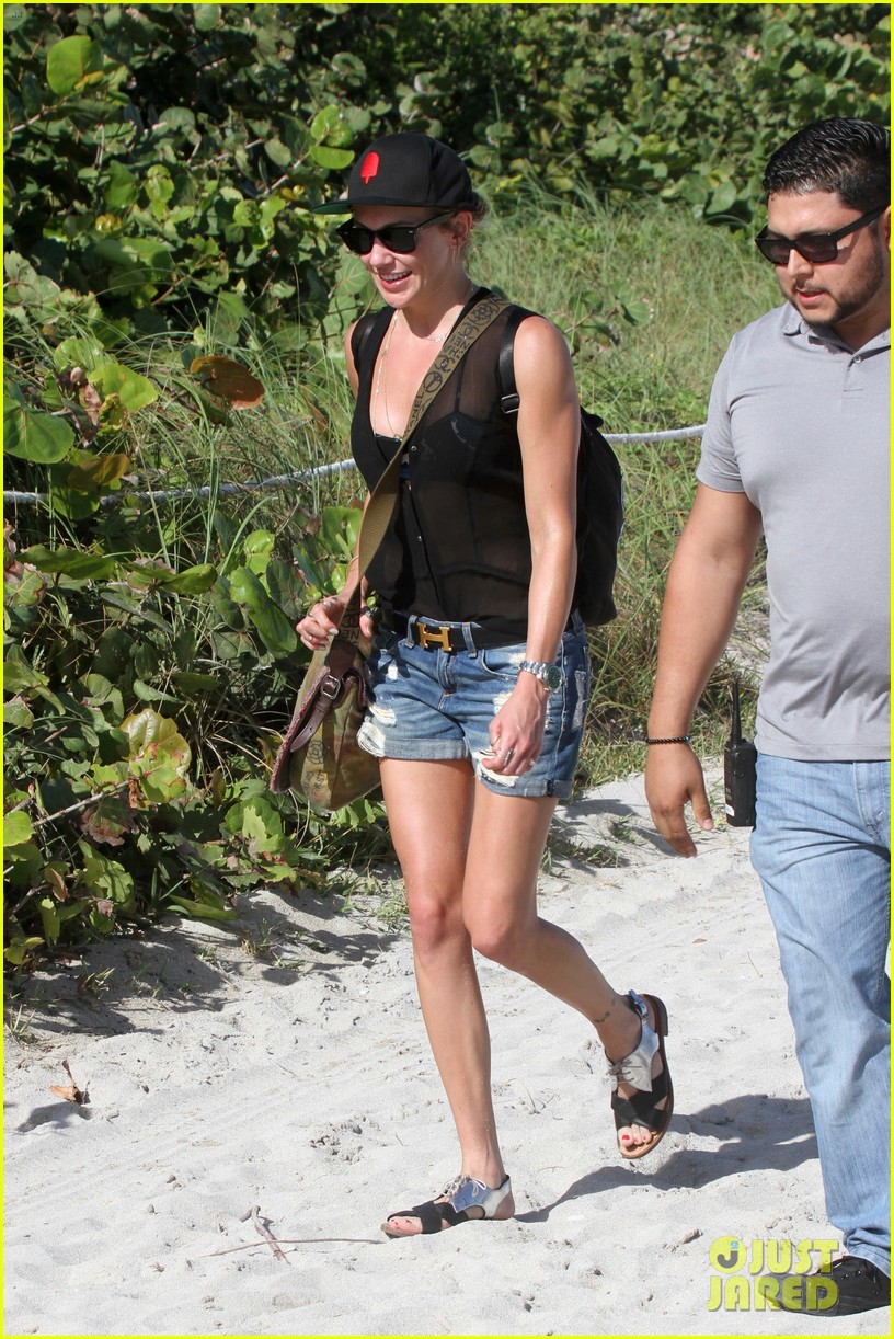 Full Sized Photo of katie cassidy thomas taylor beach miami new years