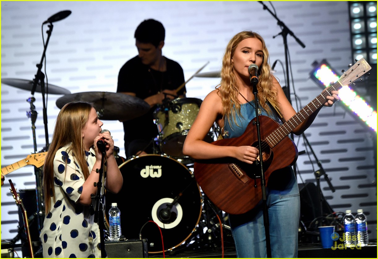 Full Sized Photo of lennon maisy stella nhl fan fair pics 03 | Lennon ...