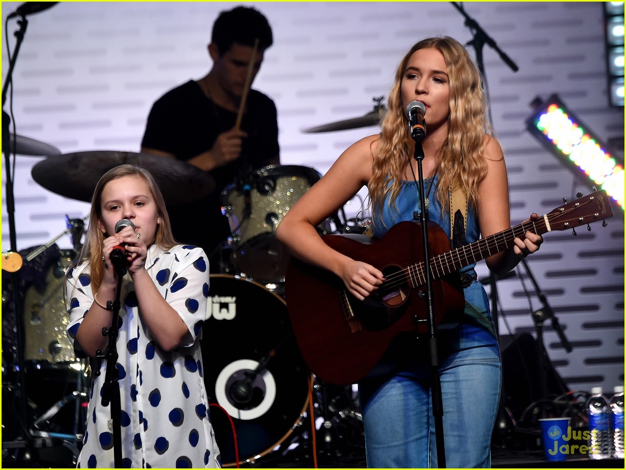 Lennon & Maisy Take Center Stage at NHL All-Star Fan Fair | Photo ...