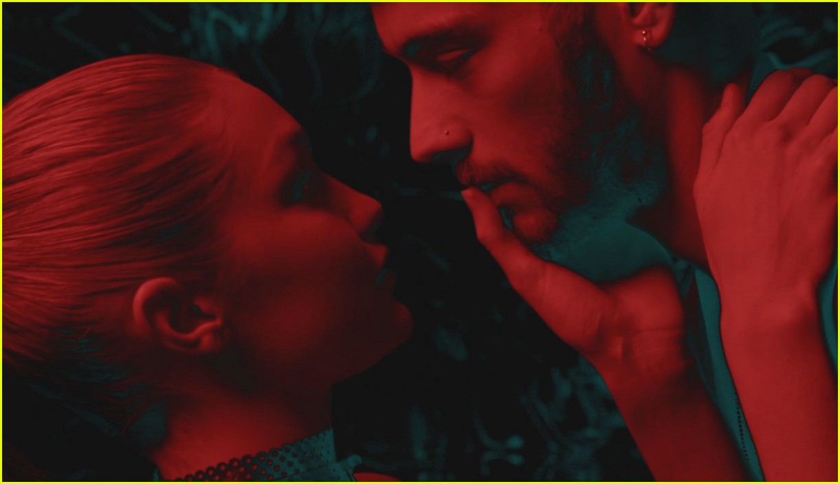 Zayn Malik Kisses Gigi Hadid In Pillowtalk Video Photo 921516 Photo Gallery Just Jared Jr 