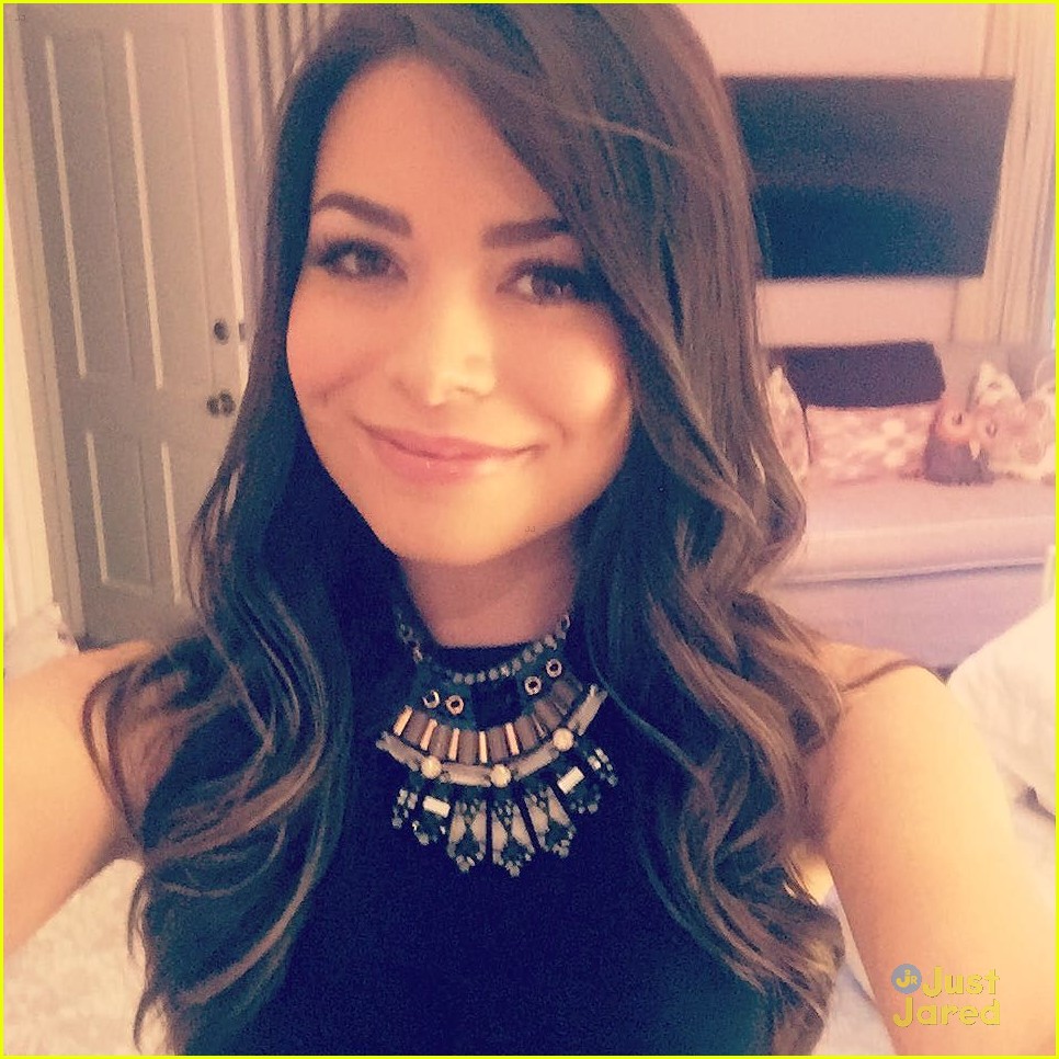 miranda cosgrove crowded key art premiere date selfies 04