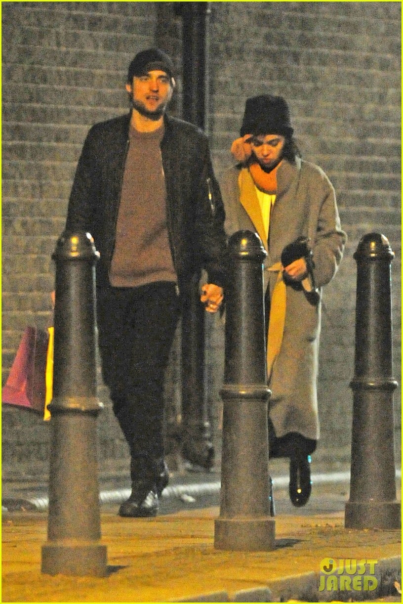 Robert Pattinson And Fka Twigs Show Theyre Still Going Strong With Pre Nye Dinner Date Photo 6350