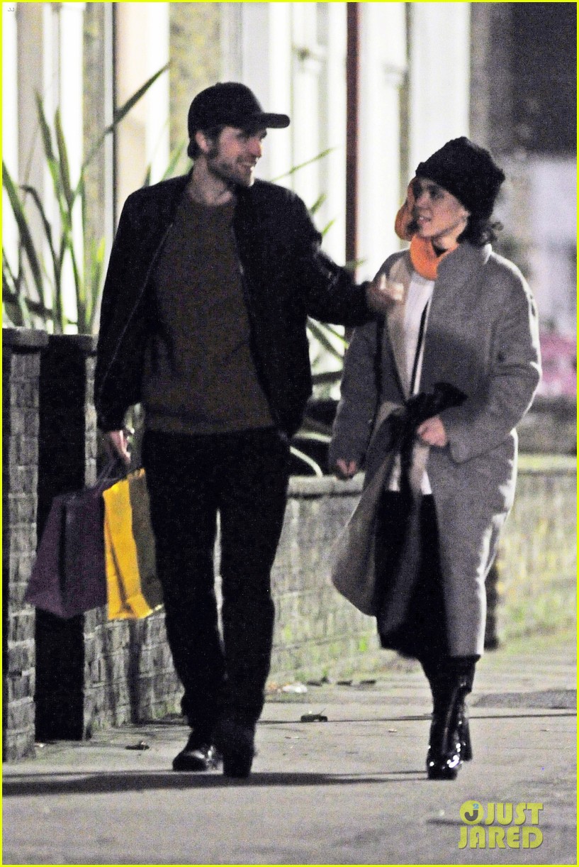 Robert Pattinson And Fka Twigs Show Theyre Still Going Strong With Pre Nye Dinner Date Photo 5203