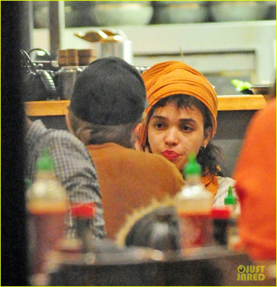 Robert Pattinson And Fka Twigs Show Theyre Still Going Strong With Pre Nye Dinner Date Photo 3252