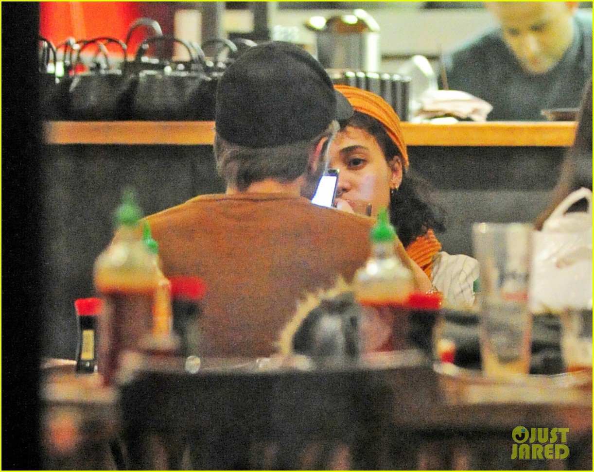 Robert Pattinson And Fka Twigs Show Theyre Still Going Strong With Pre Nye Dinner Date Photo 5684