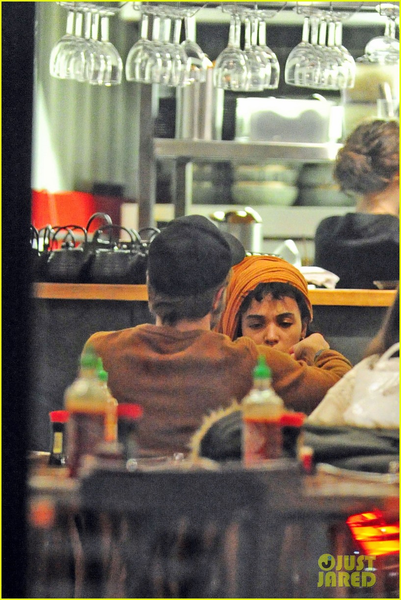 Robert Pattinson And Fka Twigs Show Theyre Still Going Strong With Pre Nye Dinner Date Photo 7839