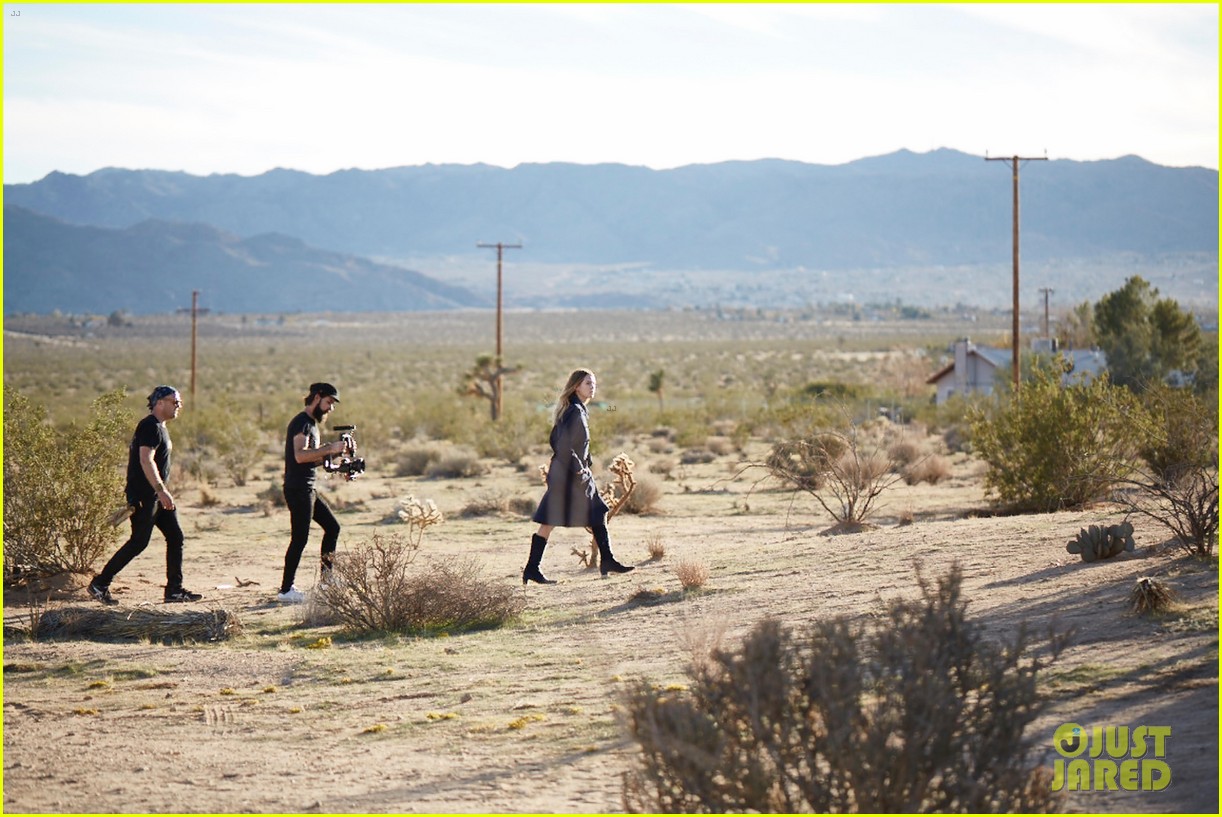 Dylan Penn Stars in 'Fay' Campaign with Brother Hopper! Photo 921693