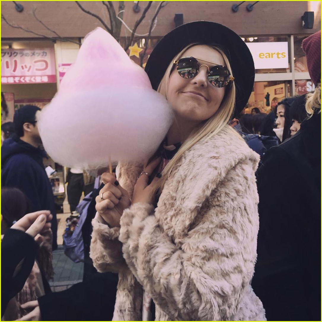 R5 Have A Big Entourage In Japan - See The Fun Vid! | Photo 913358 ...