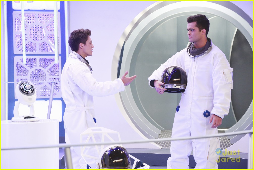 'Lab Rats' Head To Space On Tonight's Show See Exclusive Pics