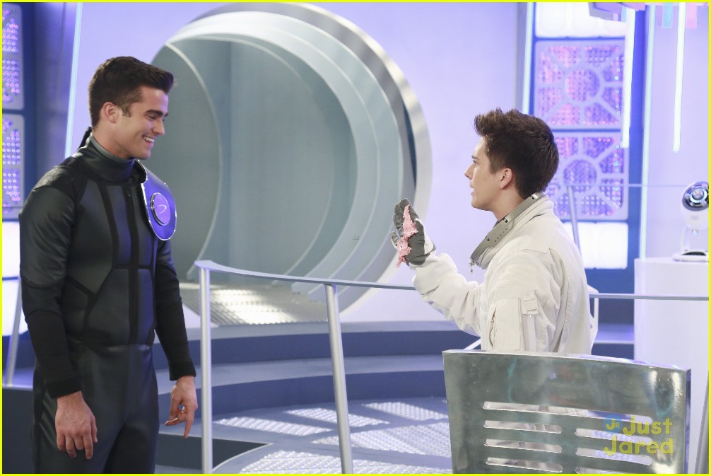 'Lab Rats' Head To Space On Tonight's Show See Exclusive Pics
