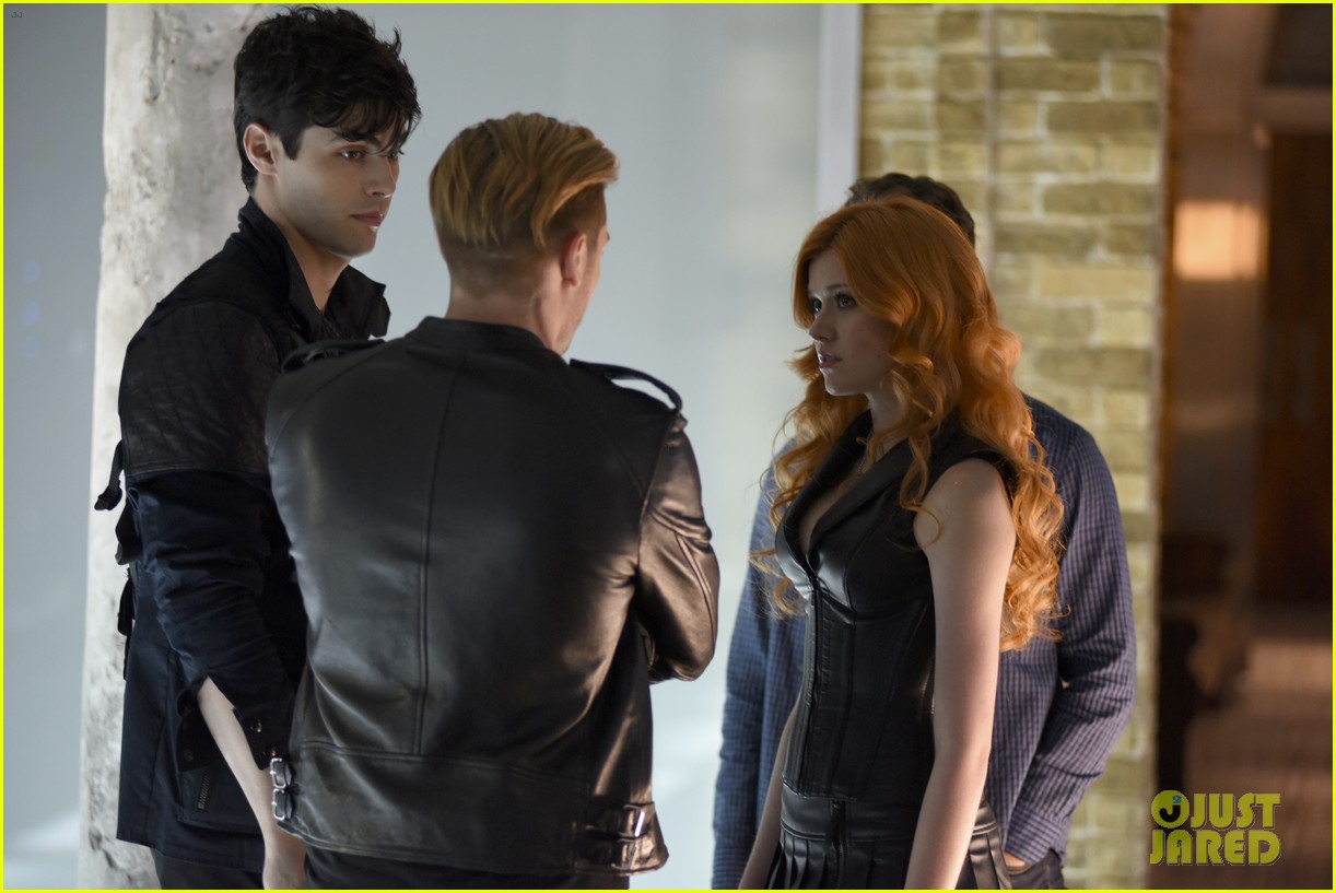 Clary Continues to Search for Her Mother on Tonight's 'Shadowhunters ...