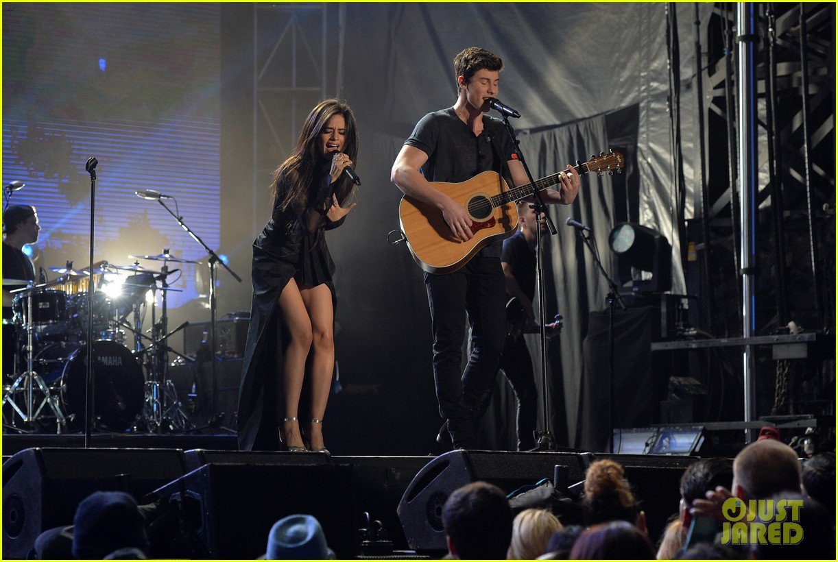 shawn mendes camila cabello perform on nye 01