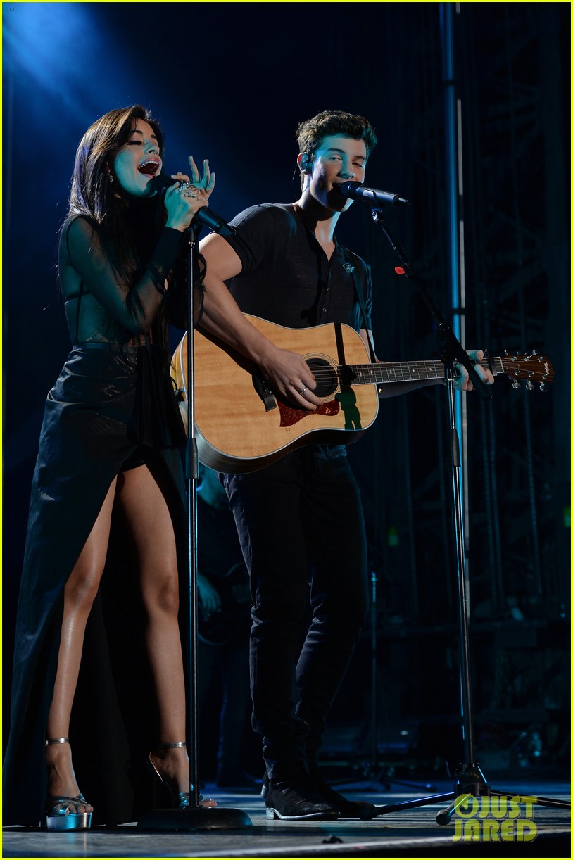 shawn mendes camila cabello perform on nye 03