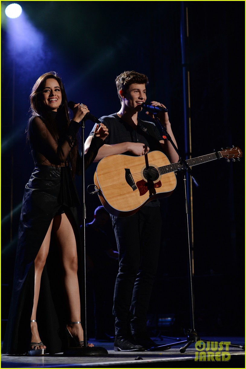 shawn mendes camila cabello perform on nye 05