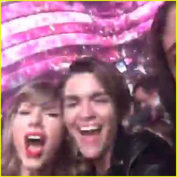 taylor swift sings along to sweet nothing with ruby rose 03