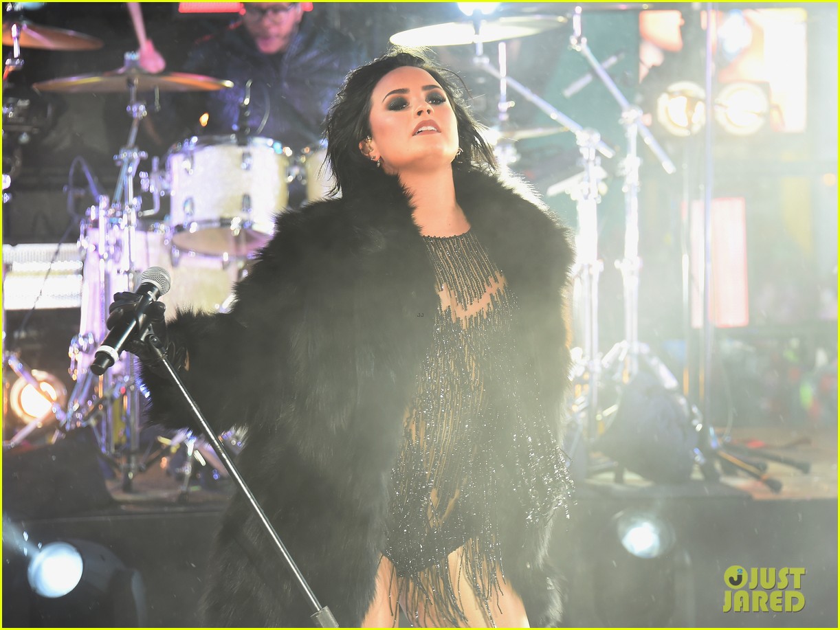 Demi Lovato Had Wilmer Valderrama By Her Side on New Year's Eve 2016(00)