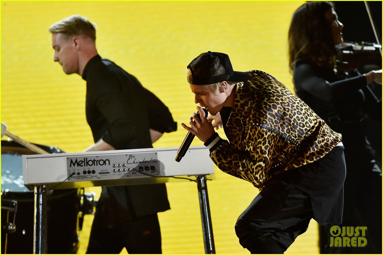 justin bieber 2016 grammys performance 07