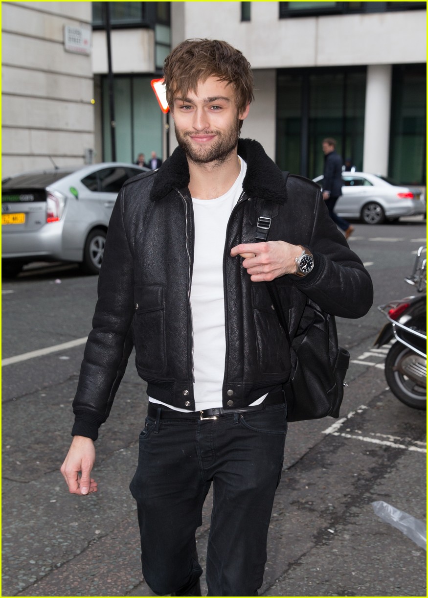 Douglas Booth Says He Would Do 'Alright' in a Zombie Apocalypse | Photo ...