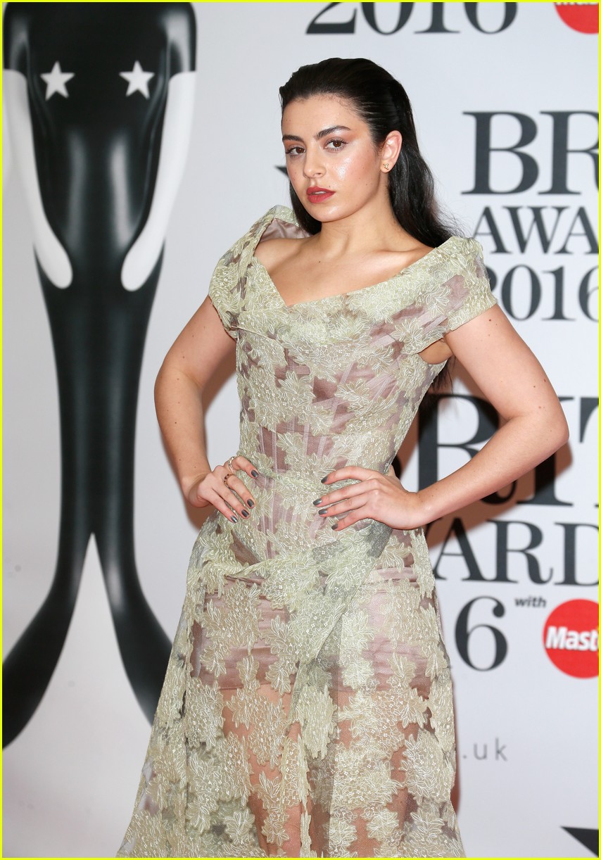 Charli XCX Walks 2016 BRIT Awards Red Carpet | Photo 933638 - Photo