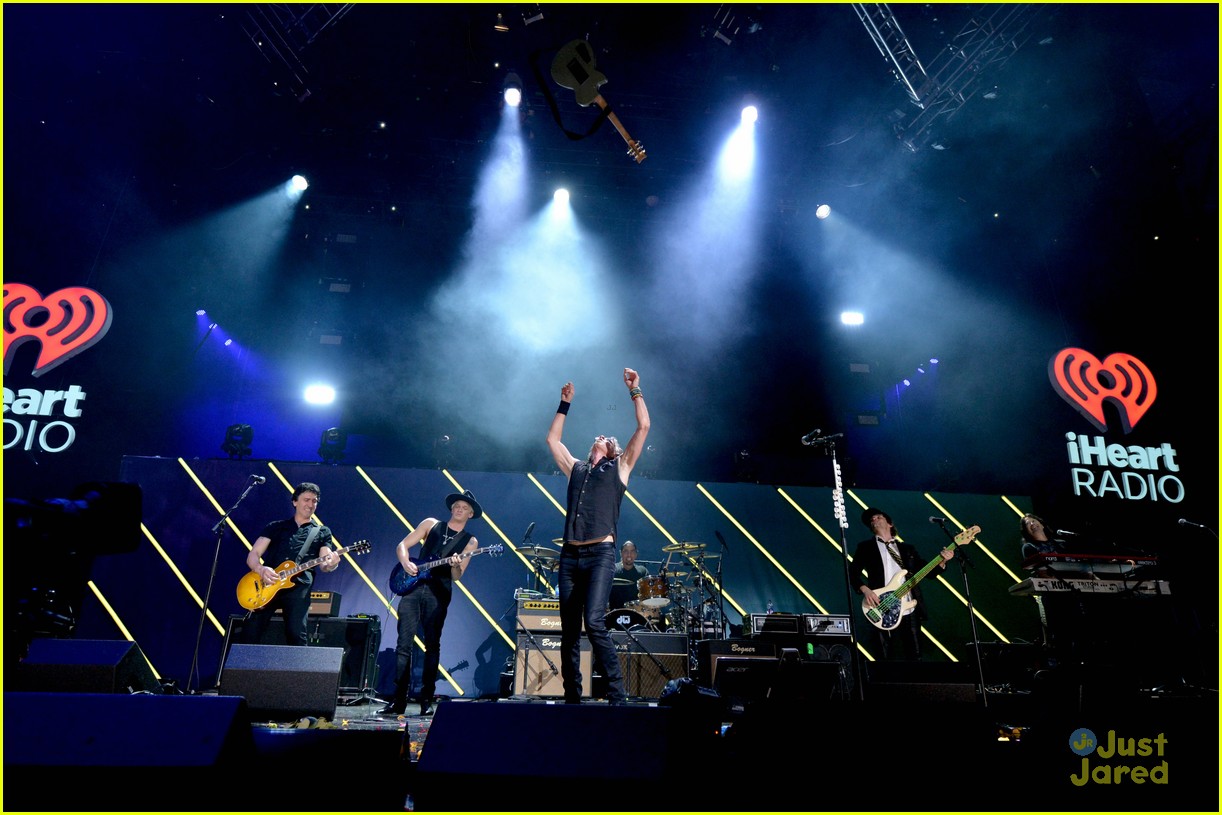 Cody Simpson Plays 'Jessie's Girl' With Rick Springfield at iHeart 80s