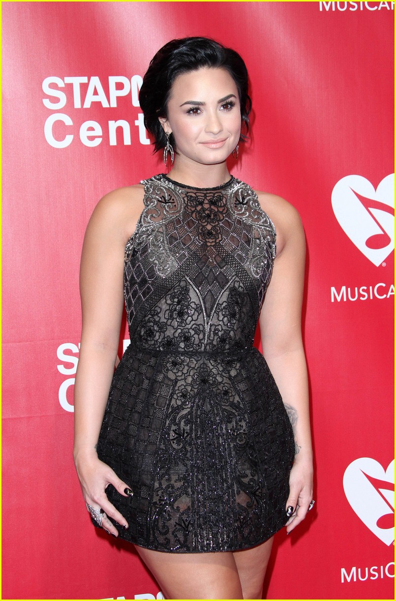 Demi Lovato Celebrates Lionel Richie at MusiCares Person of the Year ...