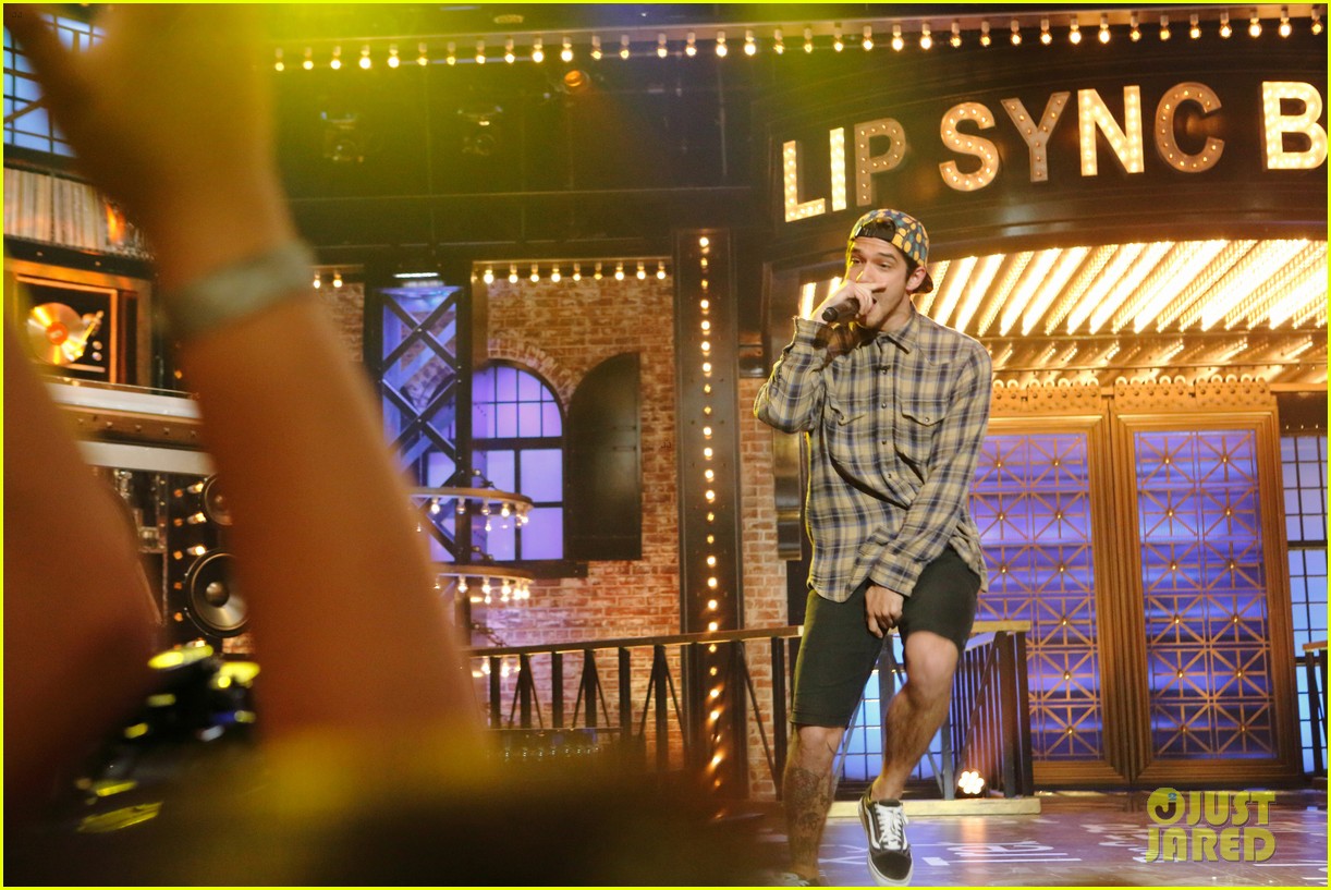 Full Sized Photo Of Gigi Hadid Tyler Posey Lip Sync Battle 04 Gigi Hadid Wins Lip Sync Battle 