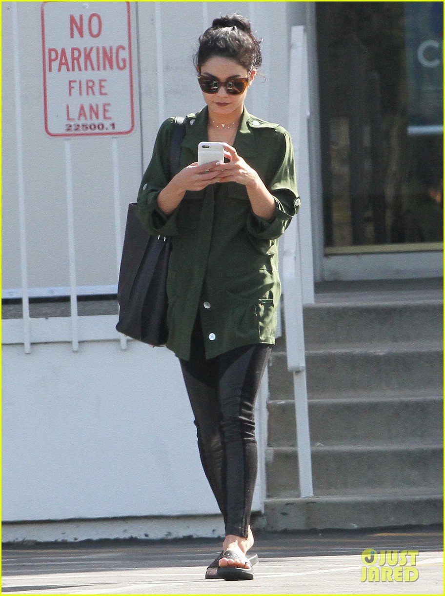 Full Sized Photo of vanessa hudgens bank salon lunch austin butler 15