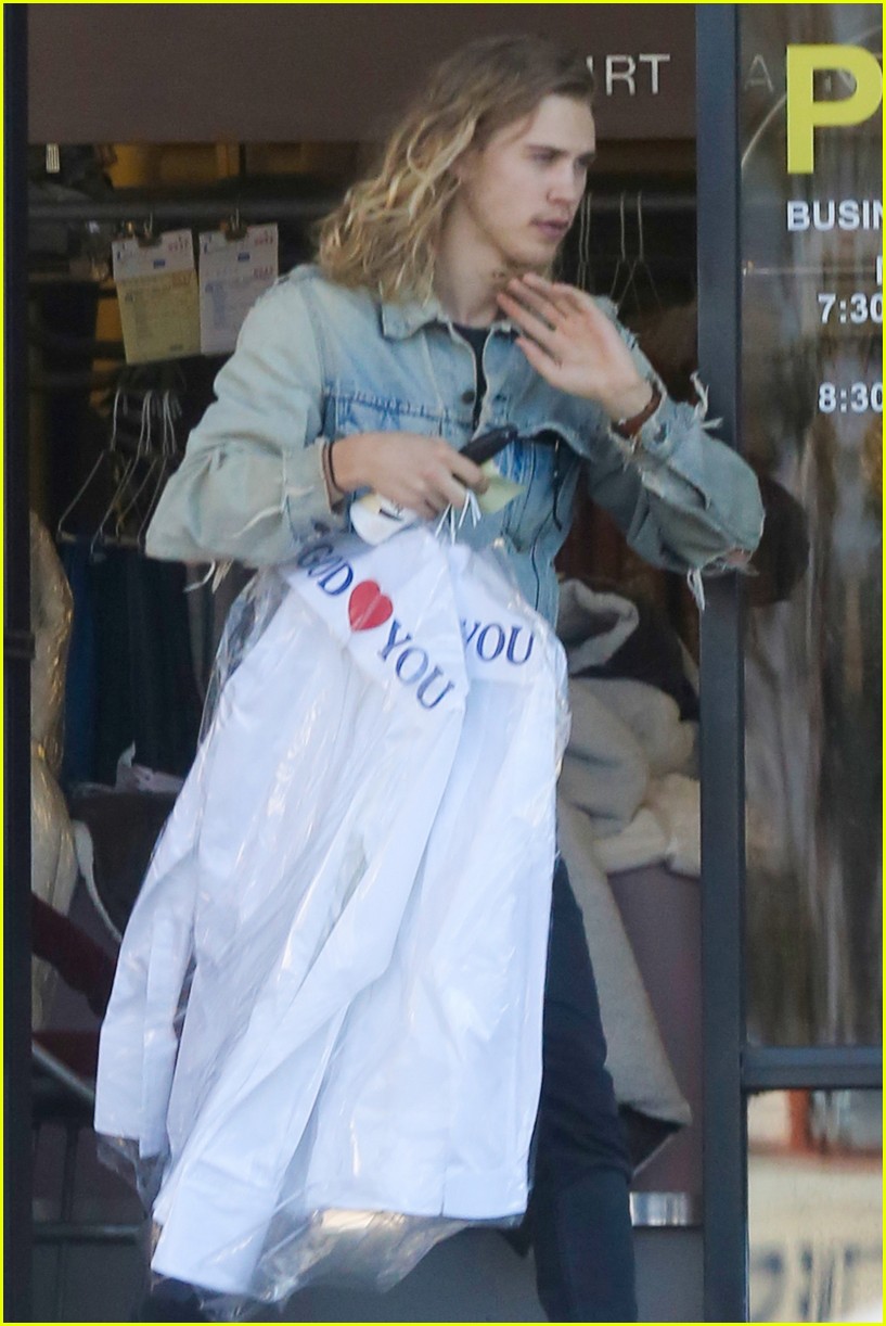 Vanessa Hudgens Runs Errands With Boyfriend Austin Butler | Photo