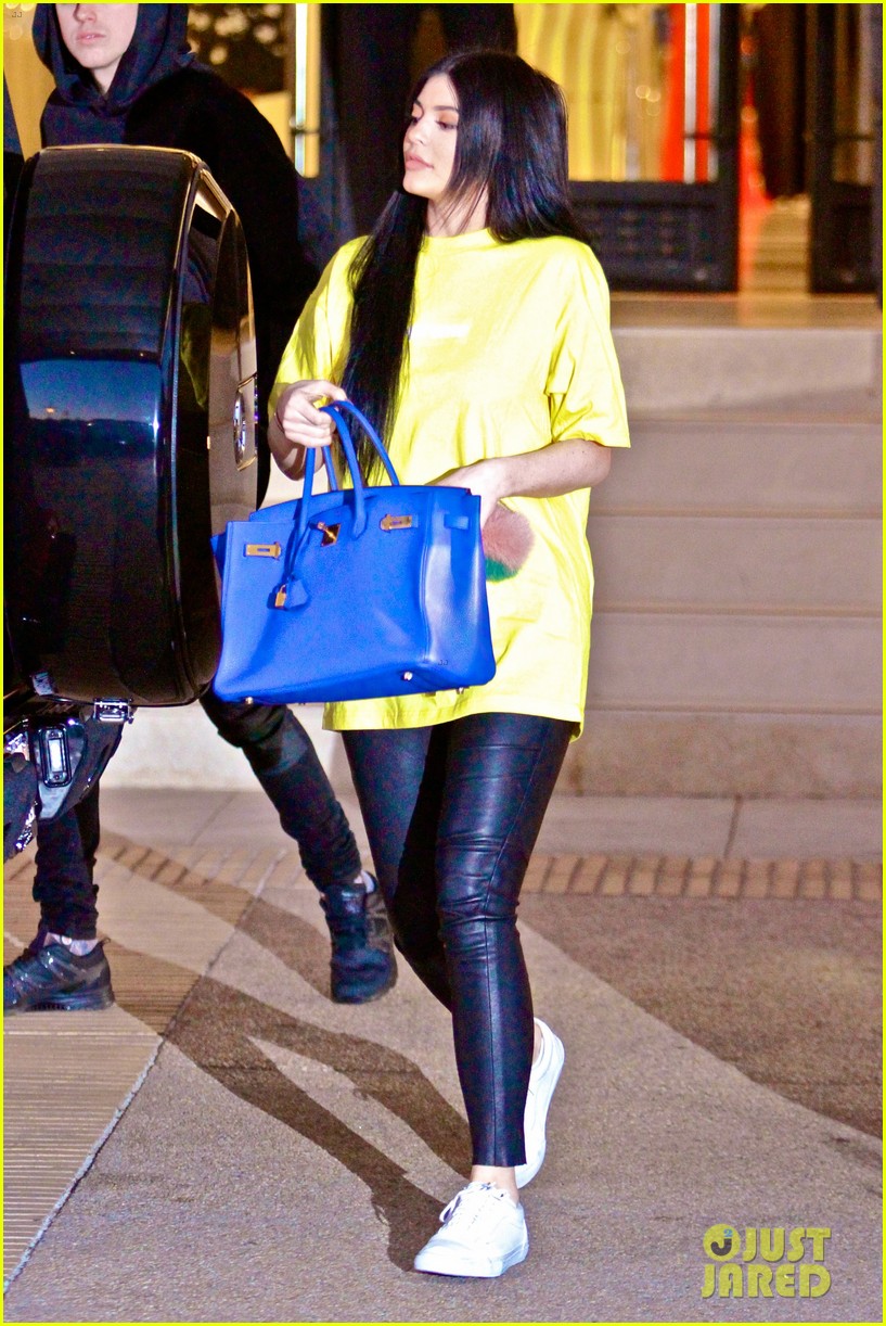 Full Sized Photo of kylie jenner is obsessed with her mobile game 09