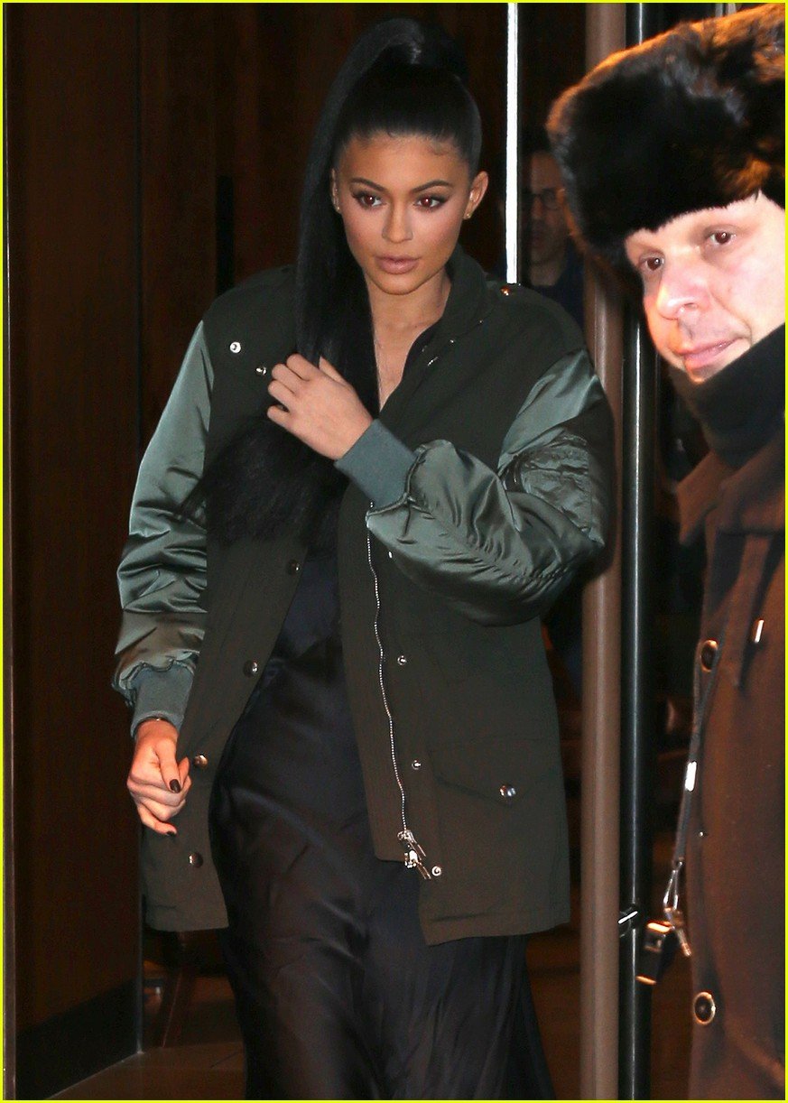 Kylie Jenner Sits Front Row With Tyga at Alexander Wang NYFW 2016 Show(02)