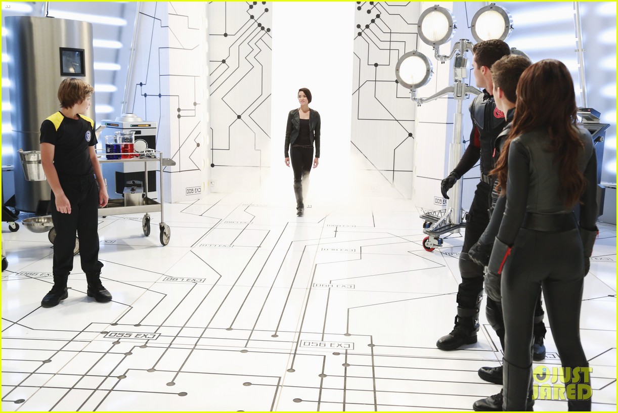 All the Students Disappear in This Exclusive 'Lab Rats Bionic Island