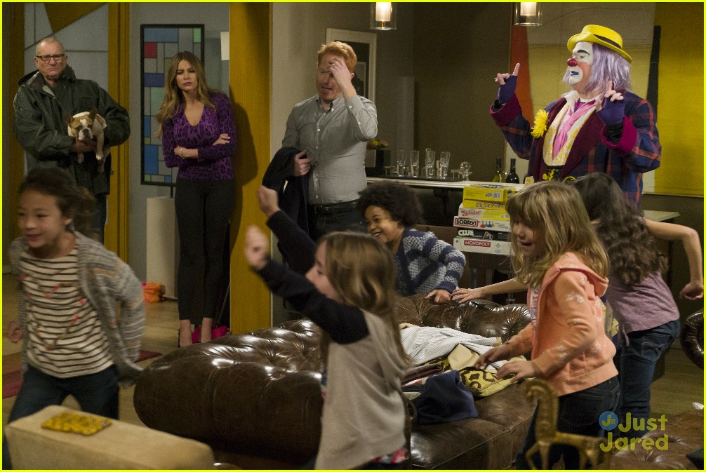 Haley Puts The Moves On Andy on Tonight's 'Modern Family' Photo