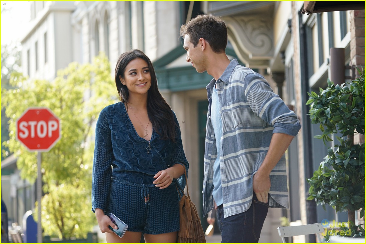 Emily Has A Stalker On Tonights All New Pretty Little Liars Photo