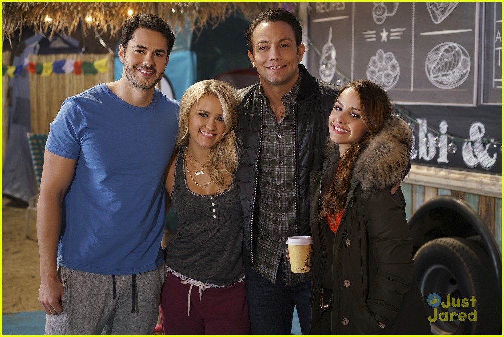 Josh & Sofia Save Gabi & Jake In The Desert on 'Young & Hungry's Season
