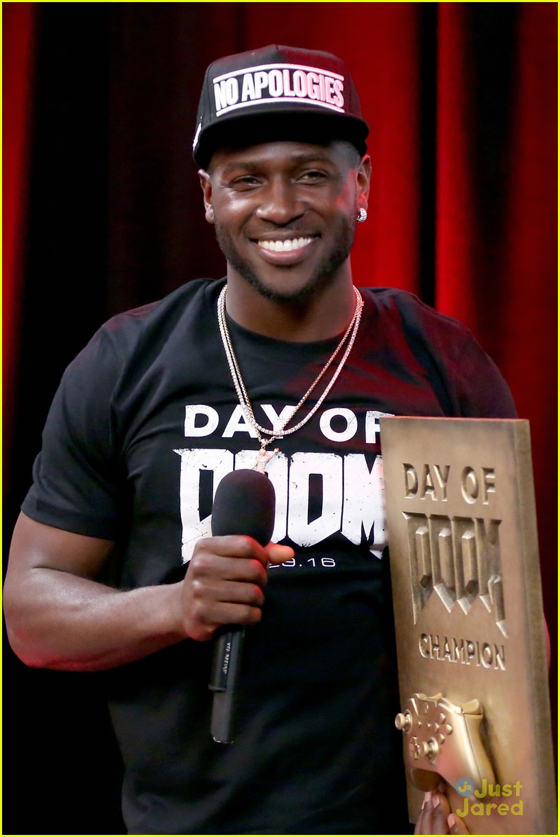 Antonio Brown Wins DOOM Videogame Tournament with iJustine After